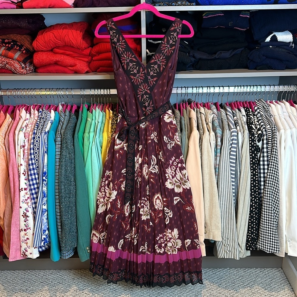 WHBM purplish maroon with black/cream flower print v neck pleated dress size 4 - Picture 2 of 3